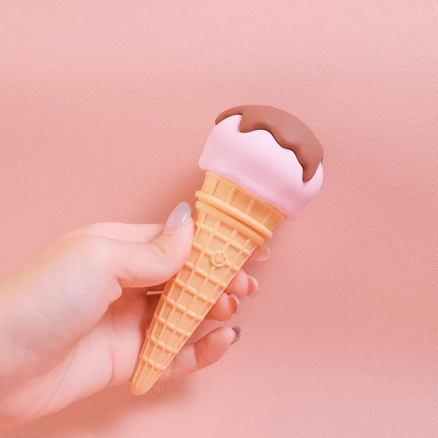 WINYI<br>草莓可可甜筒按摩棒